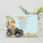 Jongen op Quad in de uitnodiging van de Bossen van (Staand voorkant)