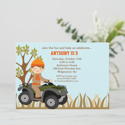 Jongen op Quad in de uitnodiging van de Bossen van (Staand voorkant)