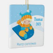 Jongen op Sled, Kerstmis Keramisch Ornament (Rechts)