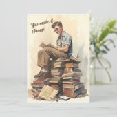 jongen op stapel boeken, afstuderen wensen aankondiging (Staand voorkant)