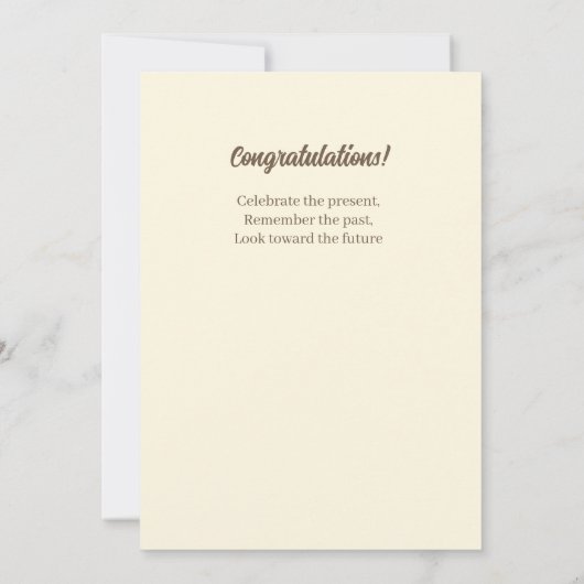 jongen op stapel boeken, afstuderen wensen aankondiging (Achterkant)