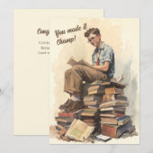 jongen op stapel boeken, afstuderen wensen aankondiging (Voorkant / Achterkant)