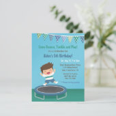 Jongen op Trampoline Kids Verjaardagsfeest Uitnodi Kaart (Staand voorkant)