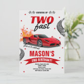 Jongen opgroeien twee snelle race auto 2e verjaard kaart (Staand voorkant)