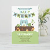 Jongen Owl op Logboek met de Uitnodiging van het B (Staand voorkant)