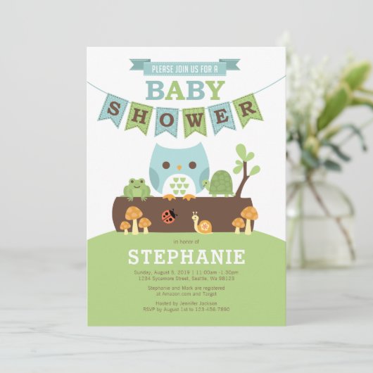 Jongen Owl op Logboek met de Uitnodiging van het B (Staand voorkant)