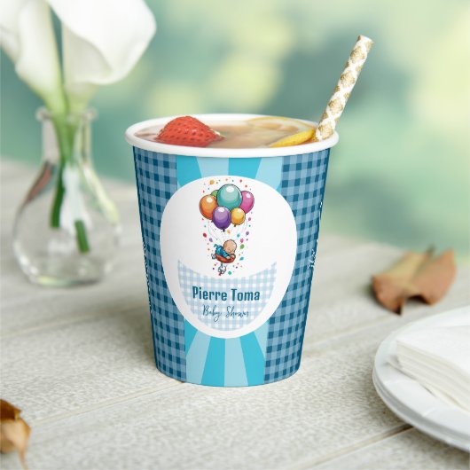 jongen  papieren bekers (Insitu)