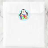 Jongen Pinguïn bij Strand Tshirts en geschenken Ronde Sticker (Tas)