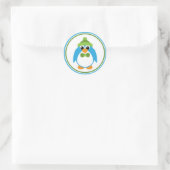 Jongen Pinguïn in blauw en groen Ronde Sticker (Tas)