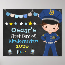 Jongen politieagent eerste schooldag schoolbord poster
