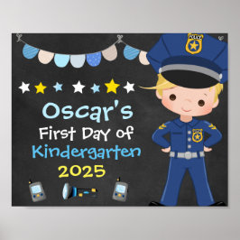 Jongen politieagent eerste schooldag schoolbord poster