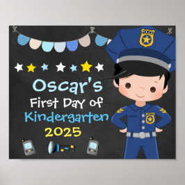Jongen politieagent eerste schooldag schoolbord poster