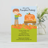 Jongen Pumpkin die Birthday Party uitnodigingen he (Staand voorkant)