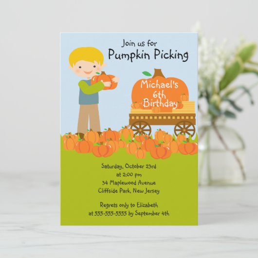 Jongen Pumpkin die Birthday Party uitnodigingen he (Staand voorkant)