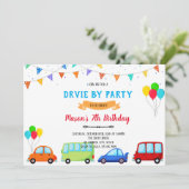 Jongen rijdt op uitnodiging voor verjaardag (Staand voorkant)