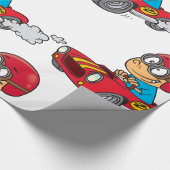 Jongen rijdt rode raceauto cadeaupapier