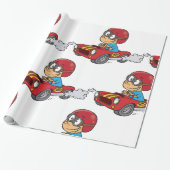 Jongen rijdt rode raceauto cadeaupapier (Uitgerold)