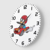 Jongen rijdt rode raceauto grote klok (Hoek)