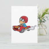 Jongen rijdt rode raceauto kaart (Staand voorkant)