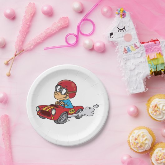 Jongen rijdt rode raceauto papieren bordje (Feest)