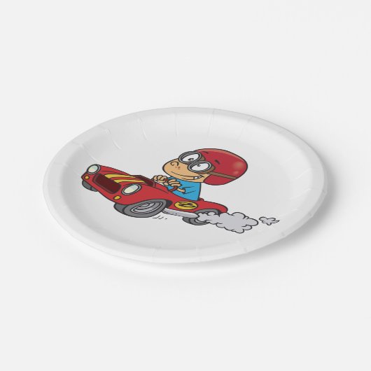 Jongen rijdt rode raceauto papieren bordje (Gekanteld)