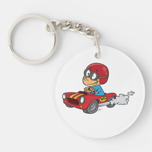 Jongen rijdt rode raceauto sleutelhanger (Voorkant)