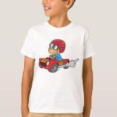 Jongen rijdt rode raceauto t-shirt (Voorkant)