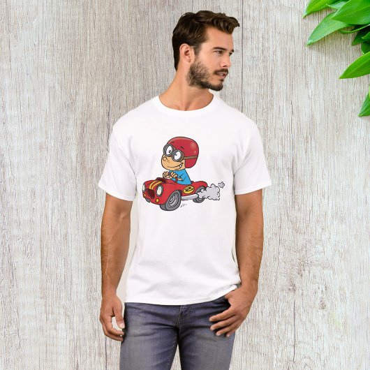 Jongen rijdt rode raceauto t-shirt