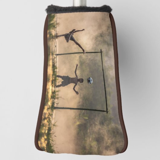 Jongen schoppen een football in het water Putter Golfheadcover (Draai 90)