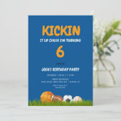 Jongen schopt het op Kleurrijk Blauw Verjaardagsfe Kaart (Staand voorkant)