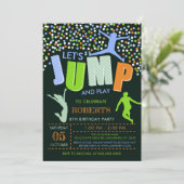 Jongen sprong verjaardag, sprong trampoline uitnod kaart (Staand voorkant)