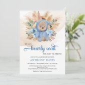 Jongen teddy draagt pampas gras blauwe bloemen gro kaart (Staand voorkant)