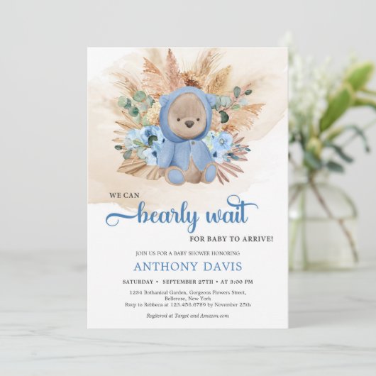 Jongen teddy draagt pampas gras blauwe bloemen gro kaart (Staand voorkant)