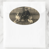 Jongen uit de 1890 die op de foto van Bernard Dog  Ovale Sticker (Tas)