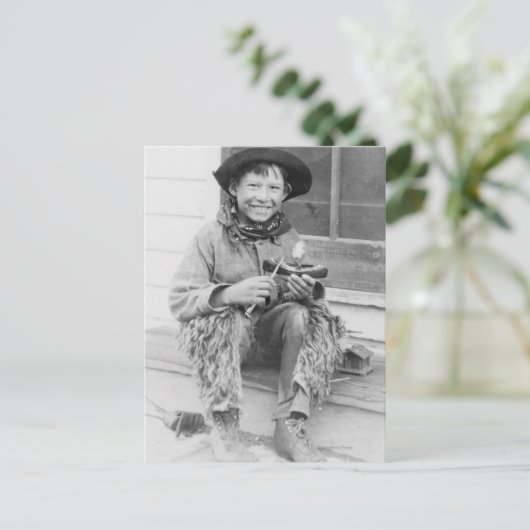 Jongen verkleed als Cowboy met speelgoed Briefkaart (Staand voorkant)