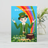 Jongen vieren de verjaardag van de verjaardag van  kaart (Staand voorkant)