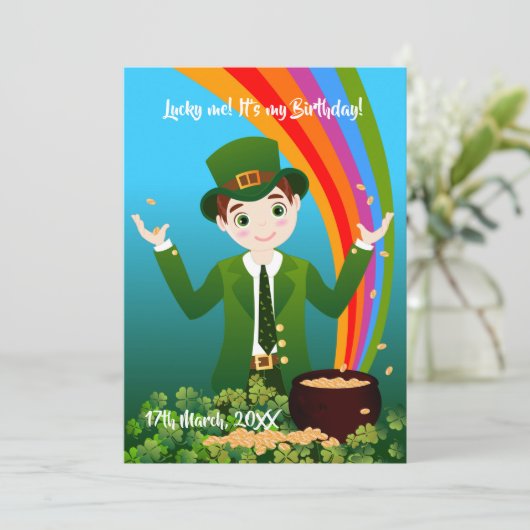 Jongen vieren de verjaardag van de verjaardag van kaart (Staand voorkant)