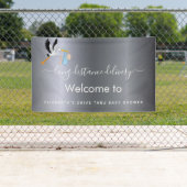 Jongen zilveren schattige ooievaar rijden door bab spandoek (Insitu)