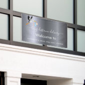 Jongen zilveren schattige ooievaar rijden door bab spandoek (Buitenkant Gebouw)