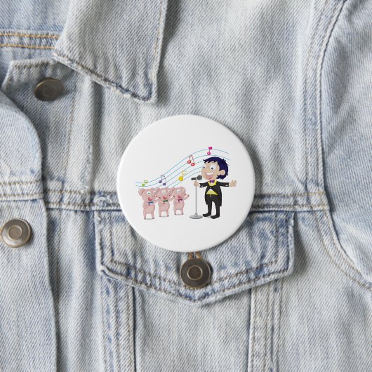 Jongen zingt met drie varkens koor ronde button 7,6 cm (In situ)