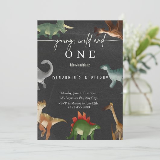 Jongen's 1e verjaardag uitnodiging schattig dinosa (Staand voorkant)