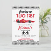 Jongens 2e verjaardag opgroeien twee snelle rode r kaart (Staand voorkant)