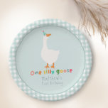 Jongens Blauw Een Gekke Gans 1e Verjaardag Papieren Bordje<br><div class="desc">Dit leuke jongens 1e verjaardagspapier bord ontwerp is voorzien van een gekke gans met een blauw feest pet,  met bijpassende blauw gingham,  en kan worden gepersonaliseerd met de naam van uw kind in leuke en kleurrijke typografie. Het perfecte boerderij voor de eerste verjaardag van je kleintje!</div>