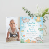 Jongens Blauwe Foto Oneder het Zee 1e verjaardag Kaart (Staand voorkant)