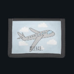 Jongen's Blue Airplane Travel Design met naam Drievoud Portemonnee<br><div class="desc">Het ontwerp van de portemonnee van het vliegtuig is voorzien van een handgetekend doedelvliegtuig met een achtergrond van blauwe hemel en wolken,  en kan worden gepersonaliseerd met de naam van uw jongen. Ideaal voor een vliegtuig en reisliefhebbend kind! Bekijk onze winkel voor andere schattige design.</div>