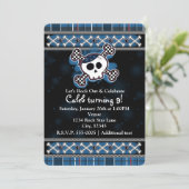 Jongens Blue Plaid Skull Crossbones Party Uitnodig Kaart (Staand voorkant)