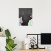 Jongens die problemen met de wiskunde op het bord  poster (Thuiskantoor)