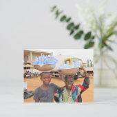 Jongens die sachets verkopen in Ghana Briefkaart (Staand voorkant)