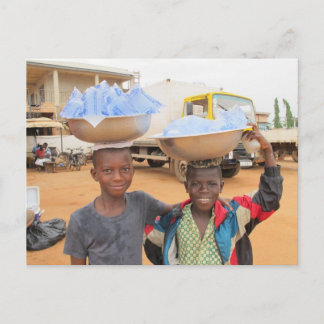 Jongens die sachets verkopen in Ghana Briefkaart