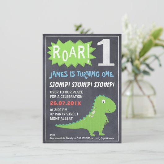 Jongens Dinosaurus Chalkboard 1e Verjaardag Uitnod Kaart (Staand voorkant)